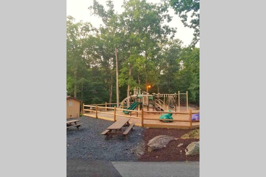 Entire 3 Bedroom Adventure Chalet, Near The Best Of The Poconos East Stroudsburg Exterior photo