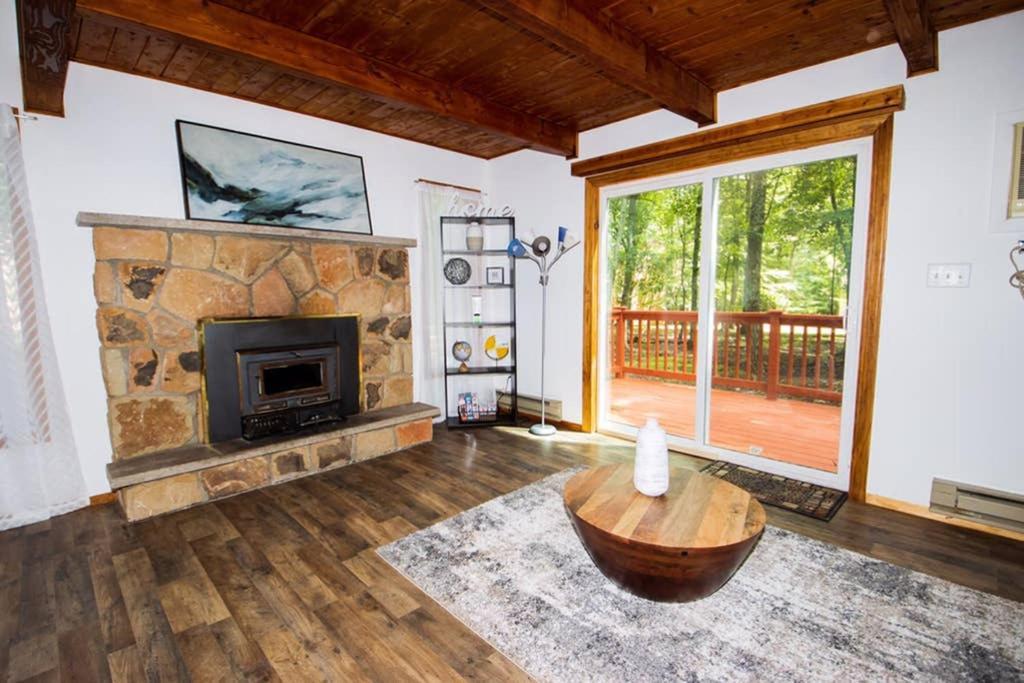 Entire 3 Bedroom Adventure Chalet, Near The Best Of The Poconos East Stroudsburg Exterior photo